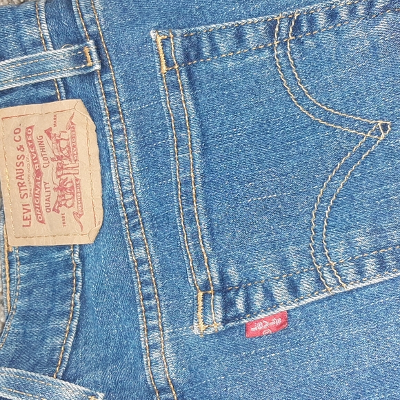 Levi distressed shorts - Picture 3 of 6